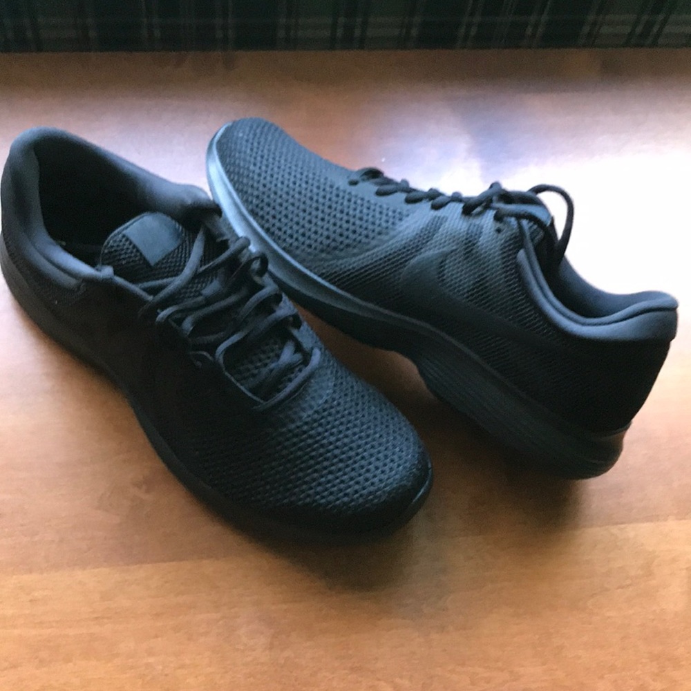 Nike Revolution 4